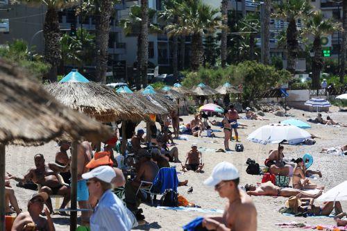 Λουόμενοι απολαμβάνουν τον ήλιο και την θάλασσα σε κοντινή παραλία της Αθήνας στο Φάληρο, Κυριακή 31 Μαϊου 2026. ΑΠΕ-ΜΠΕ/ΑΠΕ-ΜΠΕ/ΑΛΕΞΑΝΔΡΟΣ ΒΛΑΧΟΣ