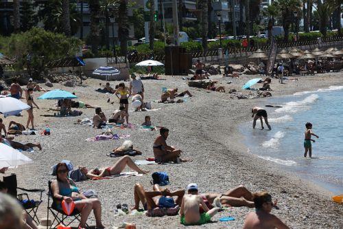 Λουόμενοι απολαμβάνουν τον ήλιο και την θάλασσα σε κοντινή παραλία της Αθήνας στο Φάληρο, Κυριακή 31 Μαϊου 2026. ΑΠΕ-ΜΠΕ/ΑΠΕ-ΜΠΕ/ΑΛΕΞΑΝΔΡΟΣ ΒΛΑΧΟΣ
