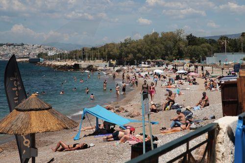 Λουόμενοι απολαμβάνουν τον ήλιο και την θάλασσα σε κοντινή παραλία της Αθήνας στο Φάληρο, Κυριακή 31 Μαϊου 2026. ΑΠΕ-ΜΠΕ/ΑΠΕ-ΜΠΕ/ΑΛΕΞΑΝΔΡΟΣ ΒΛΑΧΟΣ