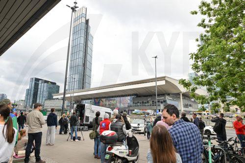 epa13006245 People watch Estonian slackliner Jaan Roose attempt a highline walk on a 2 cm-wide line 180 meters above the ground between the Palace of Culture and Science and Varso Tower, the two tallest buildings in Warsaw, Poland, 31 May 2026. The event is sponsored by an energy drink producer.  EPA/PIOTR NOWAK POLAND OUT