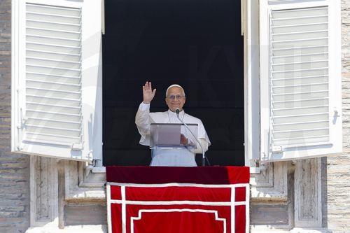 epa13006261 Pope Leo XIV leads the Angelus prayer from the window of his office overlooking Saint Peter's Square, in Vatican City, 31 May 2026.  EPA/FABIO FRUSTACI