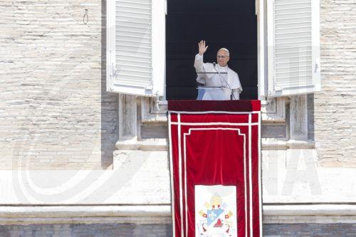 epa13006258 Pope Leo XIV leads the Angelus prayer from the window of his office overlooking Saint Peter's Square, in Vatican City, 31 May 2026.  EPA/FABIO FRUSTACI