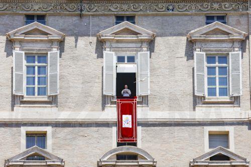 epa13006260 Pope Leo XIV leads the Angelus prayer from the window of his office overlooking Saint Peter's Square, in Vatican City, 31 May 2026.  EPA/FABIO FRUSTACI