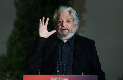 Φωτογραφία αρχείου που εικονίζει τον ηθοποιό  Άγγελο Αντωνόπουλο,να μιλάει στην αποχαιρετιστήρια τελετή για τον ηθοποιό Κώστα Καζάκο, στο αίθριο της έδρας της ΚΕ του ΚΚΕ στον Περισσό, Δευτέρα 19 Σεπτεμβρίου 2022 (η φωτογραφία επαναδημοσιεύεται Τετάρτη 03 Ιουνίου 2026). Σε ηλικία 94 ετών έφυγε από τη ζωή ο σπουδαίος ηθοποιός Άγγελος Αντωνόπουλος,...