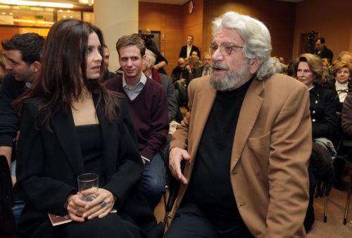 Φωτογραφία αρχείου που εικονίζει τον ηθοποιό  Άγγελο Αντωνόπουλο,να μιλά με την ηθοποιό Κατερίνα Λέχου, σε εκδήλωση- αφιέρωμα στον συγγραφέα Αντώνη Σαμαράκη για τα 10 χρόνια από τον θάνατό του, που διoργάνωσαν οι εκδόσεις Ψυχογιός στο Μέγαρο Μουσικής, Αθήνα, Δευτέρα 09 Δεκεμβρίου 2013. (η φωτογραφία επαναδημοσιεύεται Τετάρτη 03 Ιουνίου 2026). Σε ηλικία 94...