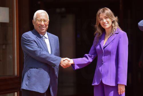 epa13012919 Acting Kosovo President Albulena Haxhiu (R) welcomes European Council President Antonio Costa (L) in Pristina, Kosovo, 03 June 2026. European Council President Costa is on an official visit to Kosovo as a part of his tour of the Western Balkan countries.  EPA/GEORGI LICOVSKI