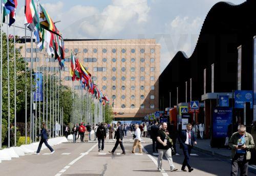 epa13013630 Participants attend the St. Petersburg International Economic Forum (SPIEF) in St. Petersburg, Russia, 03 June 2026. The 29th St. Petersburg International Economic Forum runs from 03 to 06 June 2026.  EPA/ANATOLY MALTSEV