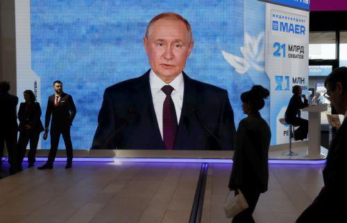 epa13015206 Participants walk past a large screen showing an image of Russian President Vladimir Putin during the St. Petersburg International Economic Forum (SPIEF), in St. Petersburg, Russia, 04 June 2026. The 29th SPIEF runs from 03 to 06 June 2026.  EPA/ANATOLY MALTSEV