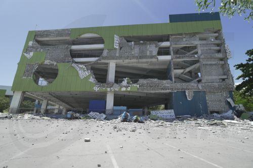 epa13023974 A damaged building following an earthquake in General Santos City, southern Philippines, 08 June 2026. According to the Philippine Institute of Volcanology and Seismology (Phivolcs), a tsunami warning has been issued following a magnitude 7.8 earthquake with a depth of 33 kilometers that struck off the coast of Sarangani Province in the southern...