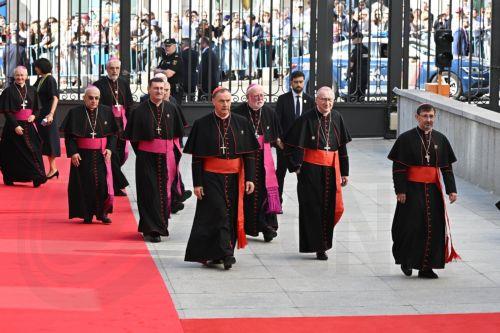epa13023981 Bishops arrive at the Lower House as Pope Leo XIV is expected to visit the Congress building in Madrid, Spain, 08 June 2026, as part of his week long visit to Spain.  EPA/FERNANDO VILLAR