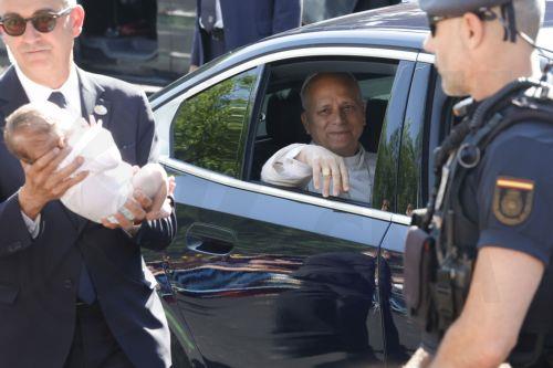 epa13023985 Pope Leo XIV (C) blessed a baby from a car window as he leaves Lower House in Madrid, Spain, 08 June 2026. Pope Leo XIV is undertaking an official six-day visit to Spain from 06 to 12 June 2026, covering Madrid, Barcelona, and the Canary Islands.  EPA/ZIPI