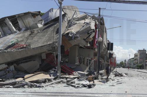 epaselect epa13023955 A damaged building following an earthquake in General Santos City, southern Philippines, 08 June 2026. According to the Philippine Institute of Volcanology and Seismology (Phivolcs), a tsunami warning has been issued following a magnitude 7.8 earthquake with a depth of 33 kilometers that struck off the coast of Sarangani Province in...