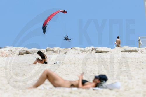 epa13025710 People enjoy the beach in Tel Aviv, Israel, 09 June 2026. The Israeli Home Front Command has lifted restrictions and most of Israel is returning to normal activity, while several northern communities remain under partial restrictions.  EPA/ABIR SULTAN