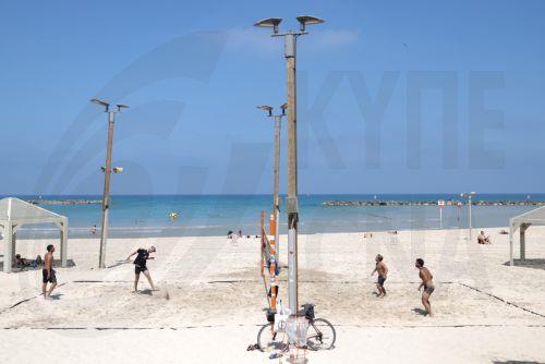 epa13025716 People enjoy the beach in Tel Aviv, Israel, 09 June 2026. The Israeli Home Front Command has lifted restrictions and most of Israel is returning to normal activity, while several northern communities remain under partial restrictions.  EPA/ABIR SULTAN