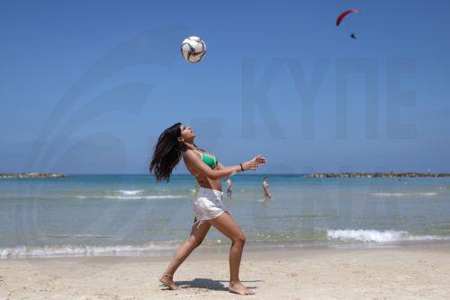 epa13025717 A woman plays soccer on the beach in Tel Aviv, Israel, 09 June 2026. The Israeli Home Front Command has lifted restrictions and most of Israel is returning to normal activity, while several northern communities remain under partial restrictions.  EPA/ABIR SULTAN