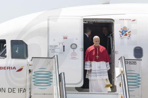 epa13025936 Pope Leo XIV arrives at Josep Tarradellas Barcelona-El Prat Airport in Barcelona, Spain, 09 June 2026. Pope Leo XIV continues his visit to Spain in Barcelona.  EPA/Marta Perez