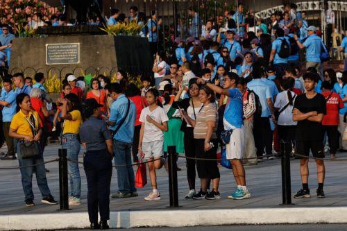 epa13031711 People begin to arrive to watch ceremonies marking the 128th Philippine Independence Day anniversary at the Jose Rizal Monument of Luneta Park in Manila, Philippines, 12 June 2026. The Philippines declared independence on 12 June 1898 after more than 300 years of Spanish colonial rule.  EPA/ROLEX DELA PENA