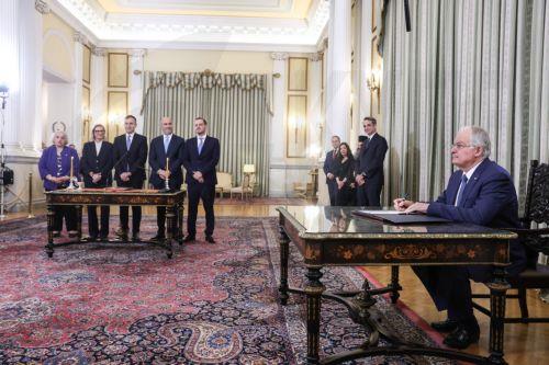 (Ξένη Δημοσίευση) Ο νέος αναπληρωτής υπουργός Μεταφορών Γιώργος Κώτσηρας, o νέος υφυπουργός Εθνικής Οικονομίας και Οικονομικών, αρμόδιος για τη Φορολογική Πολιτική, Δημήτρης Μαρκόπουλος , η νέα υφυπουργός Περιβάλλοντος και Ενέργειας Μαριλένα Σούκουλη, ο νέος υφυπουργός Εξωτερικών, αρμόδιος για τις Ευρωπαϊκές Υποθέσεις, Τάσος Χατζηβασιλείου (Κ) και η μόνιμη...