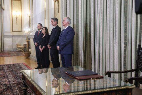(Ξένη Δημοσίευση) Ο νέος αναπληρωτής υπουργός Μεταφορών Γιώργος Κώτσηρας, o νέος υφυπουργός Εθνικής Οικονομίας και Οικονομικών, αρμόδιος για τη Φορολογική Πολιτική, Δημήτρης Μαρκόπουλος , η νέα υφυπουργός Περιβάλλοντος και Ενέργειας Μαριλένα Σούκουλη, ο νέος υφυπουργός Εξωτερικών, αρμόδιος για τις Ευρωπαϊκές Υποθέσεις, Τάσος Χατζηβασιλείου (Κ) και η μόνιμη...