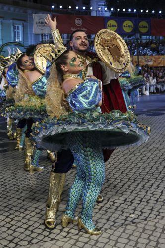 epa13033602 Performers from the Alto do Pina neighborhood take part in the Marchas Populares parade during Saint Anthony celebrations on Avenida da Liberdade in Lisbon, Portugal, 12 June 2026. Around 20 Lisbon neighborhoods take part in the annual parade, one of the main events of the city's Saint Anthony festivities.  EPA/ANTONIO COTRIM