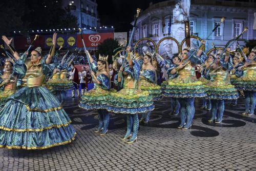 epa13033603 Performers from the Alto do Pina neighborhood take part in the Marchas Populares parade during Saint Anthony celebrations on Avenida da Liberdade in Lisbon, Portugal, 12 June 2026. Around 20 Lisbon neighborhoods take part in the annual parade, one of the main events of the city's Saint Anthony festivities.  EPA/ANTONIO COTRIM