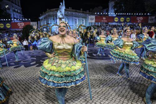 epa13033605 Performers from the Alto do Pina neighborhood take part in the Marchas Populares parade during Saint Anthony celebrations on Avenida da Liberdade in Lisbon, Portugal, 12 June 2026. Around 20 Lisbon neighborhoods take part in the annual parade, one of the main events of the city's Saint Anthony festivities.  EPA/ANTONIO COTRIM