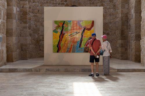 Επισκέπτες κοιτάζουν εκθέματα, στην Biennale of Contemporary Keramics, κατά τη διάρκεια του τριημέρου των εγκαινίων και της τελετής έναρξης, στη Μεσαιωνική Πόλη της Ρόδου, Σάββατο 6 Ιουνίου 2026 (δημοσιεύεται την Κυριακή 14 ιουνίου 2026). Η δεύτερη Biennale of Contemporary Keramics, που φιλοξενείται στη Ρόδο έως τις 31 Οκτωβρίου, δεν αποτελεί απλώς μια...