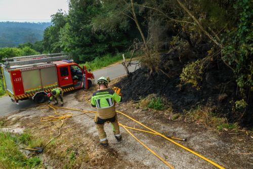 epa13036105 Firefighters are deployed to control a forest fire that broke out near the town of Padron, Galicia, northwestern Spain, 14 June 2026.  EPA/XOAN REY