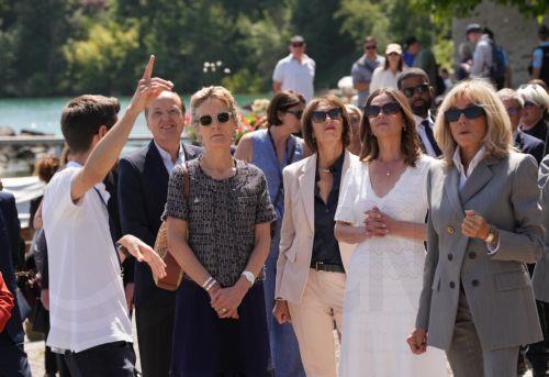 epa13040968 (L-R) Canada's Diana Fox Carney, Germany's Charlotte Merz, Britain's Victoria Starmer, and France's Brigitte Macron listen to a guide during a spouses program on the sidelines of the G7 summit in Yvoire, France, 16 June 2026. The 52nd G7 Summit takes place in Evian-les-Bains from 15 to 17 June 2026.  EPA/Christophe Ena / POOL  MAXPPP OUT