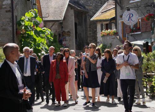 epa13040969 (L-R) Germany's Heiko von der Leyen, Kenia's Rachel Kimetto, Germany's Charlotte Merz, Canada's Diana Fox Carney, Brazil's Janja Lula da Silva, and France's Brigitte Macron listen to a guide during a spouses program on the sidelines of the G7 summit in Yvoire, France, 16 June 2026. The 52nd G7 Summit takes place in Evian-les-Bains from 15 to 17...