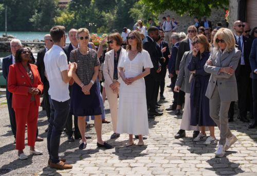 epa13040970 (L-R) Kenia's Rachel Kimetto, Canada's Diana Fox Carney, Germany's Charlotte Merz, Britain's Victoria Starmer, Brazil's Janja Lula da Silva, and France's Brigitte Macron listen to a guide during a spouses program on the sidelines of the G7 summit in Yvoire, France, 16 June 2026. The 52nd G7 Summit takes place in Evian-les-Bains from 15 to 17...