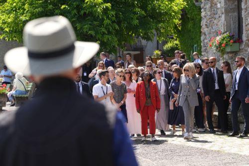 epa13040971 (L-R) Canada's Diana Fox Carney, Britain's Victoria Starmer, Germany's Charlotte Merz, Kenia's Rachel Kimetto, Brazil's Janja Lula da Silva, and France's Brigitte Macron listen to a guide during a spouses program on the sidelines of the G7 summit in Yvoire, France, 16 June 2026. The 52nd G7 Summit takes place in Evian-les-Bains from 15 to 17...