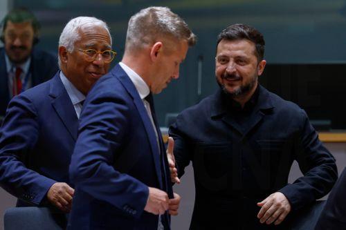 epa13047679 Ukraine's President Volodymyr Zelensky (R) greets Hungary's Prime Minister Peter Magyar (C), next to European Council President Antonio Costa during a round table meeting at the European Council summit in Brussels, Belgium, 18 June 2026.  EPA/GEERT VANDEN WIJNGAERT / POOL