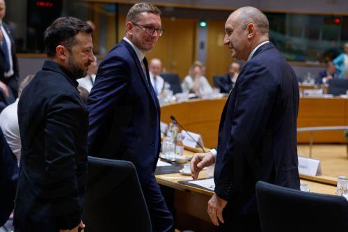epa13047682 Ukraine's President Volodymyr Zelensky (L) talks to Bulgaria's Prime Minister Rumen Radev (R) and Finland's Prime Minister Petteri Orpo during a round table meeting at the European Council summit in Brussels, Belgium, 18 June 2026.  EPA/GEERT VANDEN WIJNGAERT / POOL