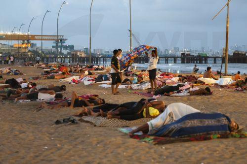 epa13048334 Residents from a nearby slum sleep on Versova Beach near the Arabian Sea shore in Mumbai, India, 19 June 2026. The India Meteorological Department (IMD) has issued a yellow alert for multiple regions of Maharashtra including Mumbai due to persisting heatwave conditions.  EPA/DIVYAKANT SOLANKI