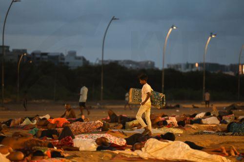 epa13048335 Residents from a nearby slum sleep on Versova Beach near the Arabian Sea shore in Mumbai, India, 19 June 2026. The India Meteorological Department (IMD) has issued a yellow alert for multiple regions of Maharashtra including Mumbai due to persisting heatwave conditions.  EPA/DIVYAKANT SOLANKI