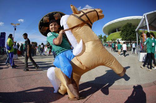 epaselect epa13048174 A fan of Mexico poses before a Group A match in the FIFA World Cup 2026 between Mexico and South Korea in Guadalajara, Mexico, 18 June 2026.  EPA/FRANCISCO GUASCO
