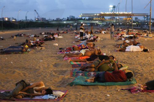 epaselect epa13048332 Residents from a nearby slum sleep on Versova Beach near the Arabian Sea shore in Mumbai, India, 19 June 2026. The India Meteorological Department (IMD) has issued a yellow alert for multiple regions of Maharashtra including Mumbai due to persisting heatwave conditions.  EPA/DIVYAKANT SOLANKI