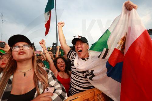 epa13048513 Fans in Mexico react during the broadcast of the FIFA World Cup 2026 match between Mexico and South Korea at the Fan Fest in the Zócalo in Mexico City, Mexico, 18 June 2026.  EPA/Tomás Pérez