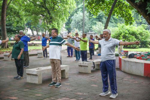 epa13048518 People exercise during the early morning at Ramna Park in Dhaka, Bangladesh, 19 June 2026. Ramna Park is a large recreation area situated at the heart of the central Dhaka.  EPA/MONIRUL ALAM Coverage 119943