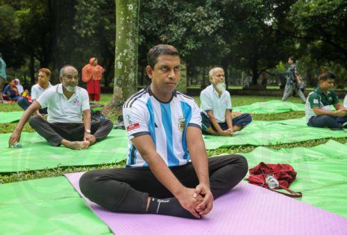 epa13048520 People exercise during the early morning at Ramna Park in Dhaka, Bangladesh, 19 June 2026. Ramna Park is a large recreation area situated at the heart of the central Dhaka.  EPA/MONIRUL ALAM Coverage 119943