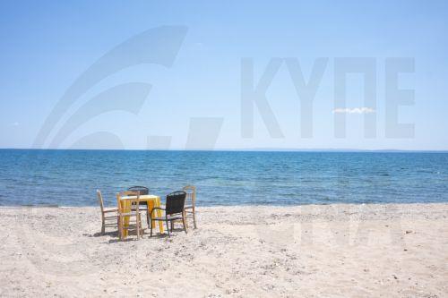 Ένα τραπεζάκι με καρέκλες σε παραλία της Χαλκιδικής, Κυριακή  21 Ιουνίου 2026. ΑΠΕ-ΜΠΕ/ΑΠΕ-ΜΠΕ/ΑΛΚΗΣ ΚΟΥΠΙΔΗΣ