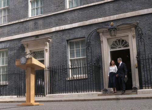 epa13056025 UK Prime Minister Keir Starmer (R), accompanied by his wife Victoria (L) prepares to make a statement in Downing Street, London, Britain, 22 June 2026. Keir Starmer has resigned as UK Prime Minister.  EPA/NEIL HALL