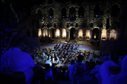 epa13056555 Violinist Leonidas Kavakos and the ERT Symphony Orchestra, under the baton of conductor Michalis Oikonomou, perform in a concert at the Odeon of Herodes Atticus on the occasion of World Music Day in Athens, Greece, 21 June 2026 (issued 22 June 2026).  EPA/ORESTIS PANAGIOTOU