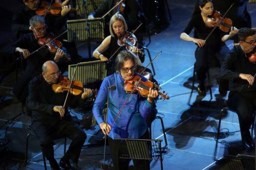 epa13056556 Violinist Leonidas Kavakos and the ERT Symphony Orchestra, under the baton of conductor Michalis Oikonomou, perform in a concert at the Odeon of Herodes Atticus on the occasion of World Music Day in Athens, Greece, 21 June 2026 (issued 22 June 2026).  EPA/ORESTIS PANAGIOTOU
