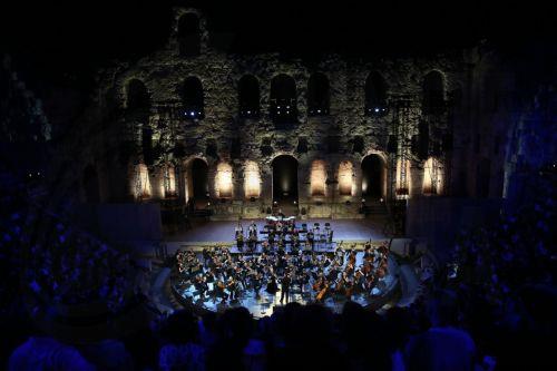 epa13056561 Violinist Leonidas Kavakos and the ERT Symphony Orchestra, under the baton of conductor Michalis Oikonomou, perform in a concert at the Odeon of Herodes Atticus on the occasion of World Music Day in Athens, Greece, 21 June 2026 (issued 22 June 2026).  EPA/ORESTIS PANAGIOTOU