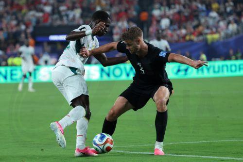 epa13057595 Nicolas Jackson of Senegal (L) in action against Kristoffer Ajer of Norway (R) during the FIFA World Cup 2026 group stage match Senegal against Norway, in East Rutherford, New Jersey, USA, 22 June 2026.  EPA/OLGA FEDOROVA