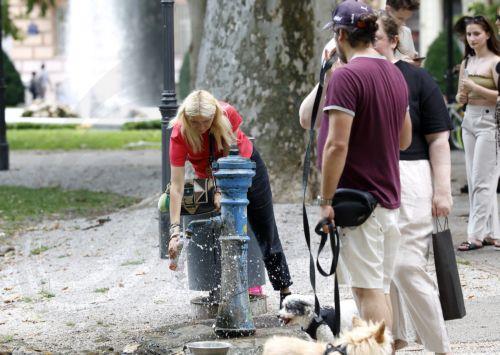 epa13058168 People hydrate in downtown Zagreb, Croatia, 23 June 2026. Reports state that in recent days Croatia has recorded high temperatures exceeding 35 degrees Celsius. Europe is bracing for a heatwave as forecasters predict temperatures could rise above 40 degrees Celsius.  EPA/ANTONIO BAT