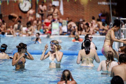 epa13058194 People swim at London Fields Lido outdoor swimming pool as the UK is set to experience its hottest June day on record during a heatwave in London, Britain, 23 June 2026. The Met Office has issued an amber warning for 23 June and its second-ever red warning for extreme heat for 24 June, with temperatures expected to reach at least 39 degrees...