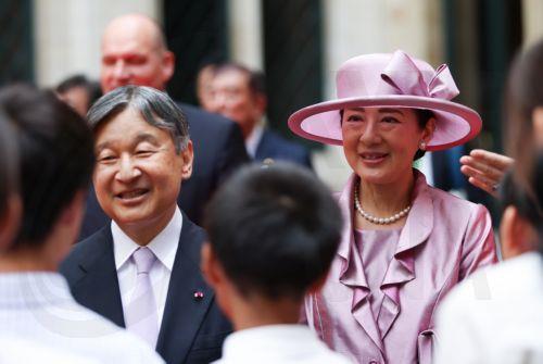 epa13058432 Japanese Emperor Naruhito (L) and Empress Masako (R) visit the Brussels City Hall, during a state visit in Brussels, Belgium, 23 June 2026.  EPA/NICOLAS ECONOMOU / POOL